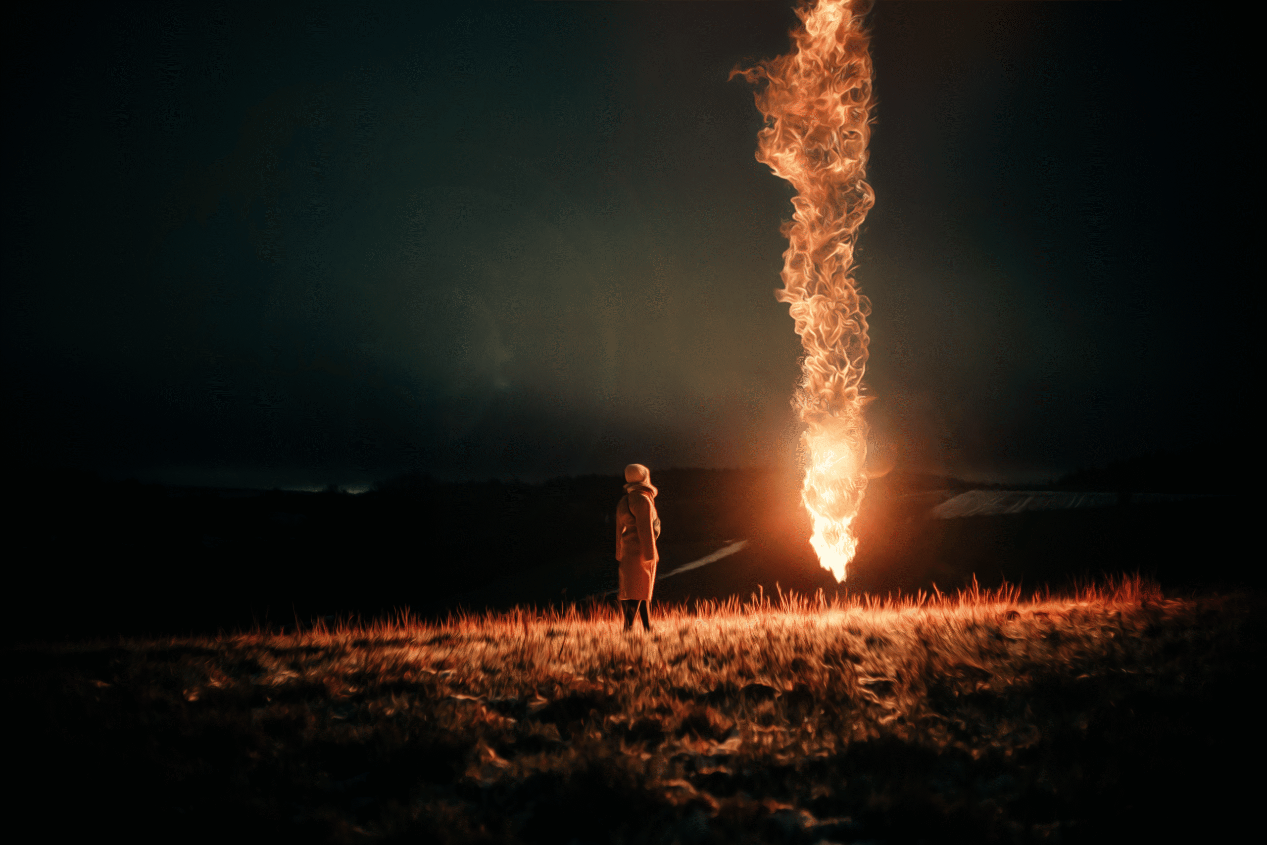 Exodus 2 Brandstiftung mit Feuerpilz im Freien bei Nacht, Symbol für Zerstörung oder Umweltkatastrophen, düstere Stimmung, dunkler Himmel, ländliche Gegend, dramatisches Szenerie, Umwelt- und Brandgefahr, nächtliches Feuer.