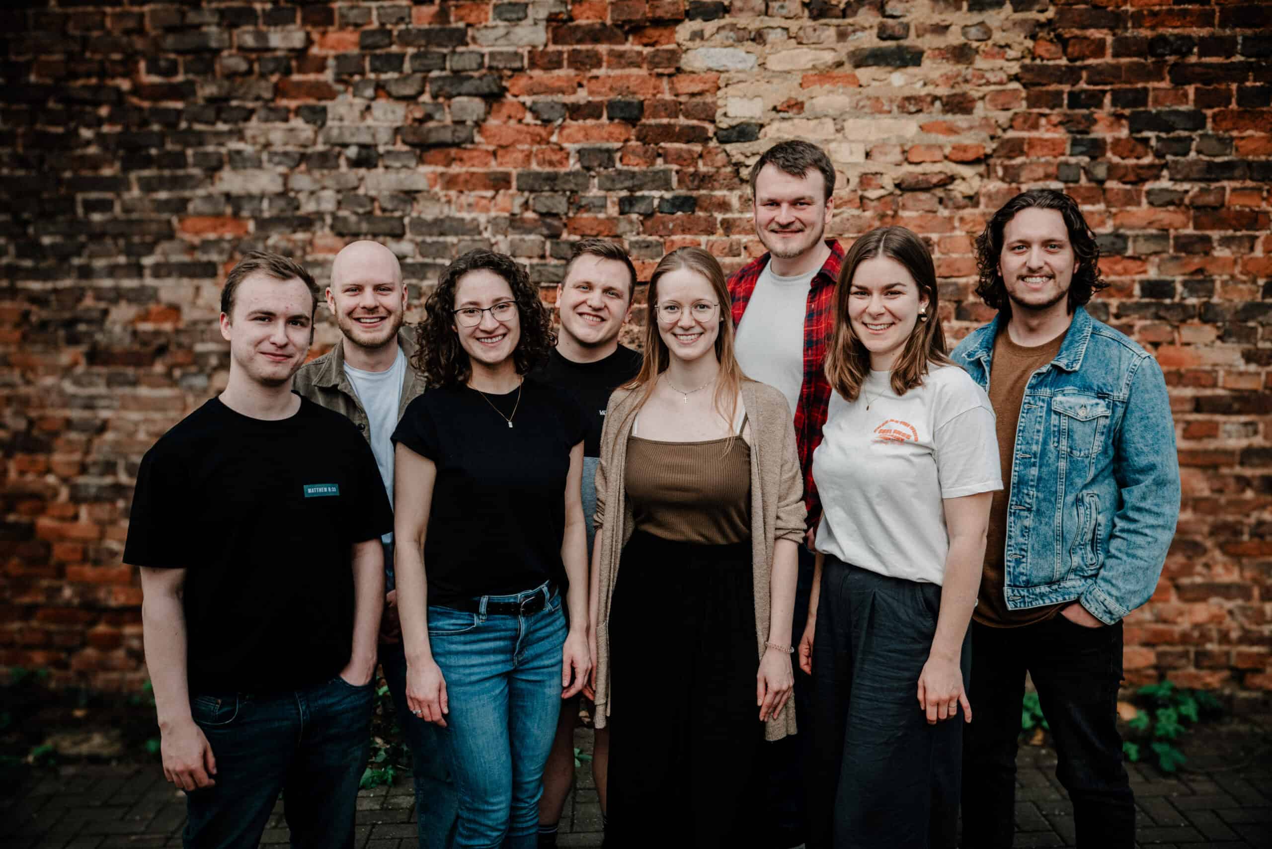Teamfoto-1 Mosaikarbeit, junge Menschen, Team, kreative Kunst, Mosaikkunst in der Mosaikkirche Bitburg, gemeinsames Projekt, farbenfrohes Mosaik, Kunstveranstaltung, Gemeinschaft, künstlerisches Engagement, Mosaikgestaltung in Bitburg.