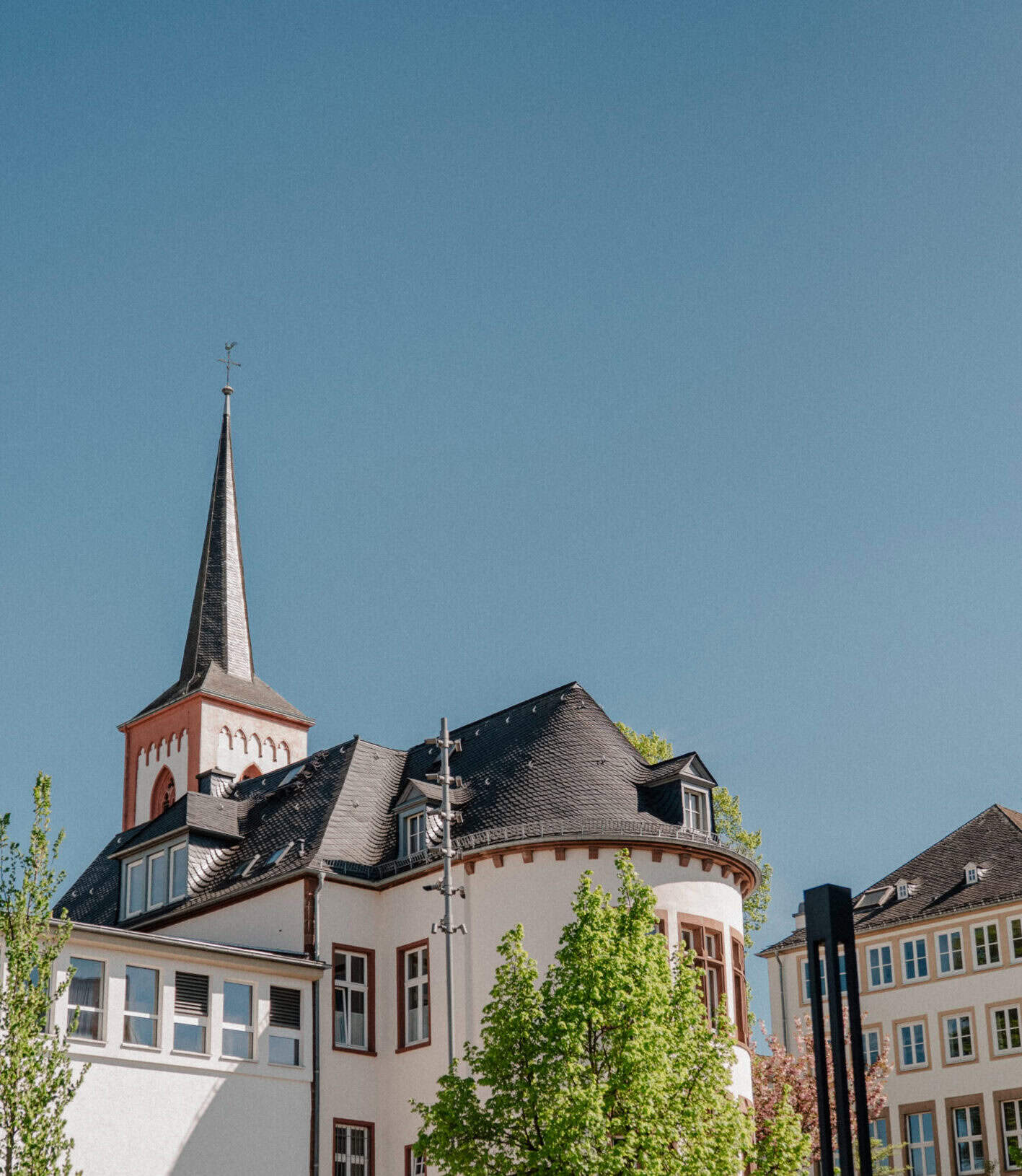 Farbloses Mosaik-Kirchenfenster mit detaillierter Stein- und Mosaikverzierung im Innenraum, repräsentative Architektur, spirituelle Atmosphäre, religiöse Kunst, christliche Symbolik, Sakralbau.